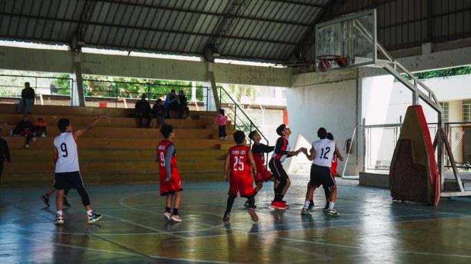 En djupdykning i basketens roll i skolsystemet illustration